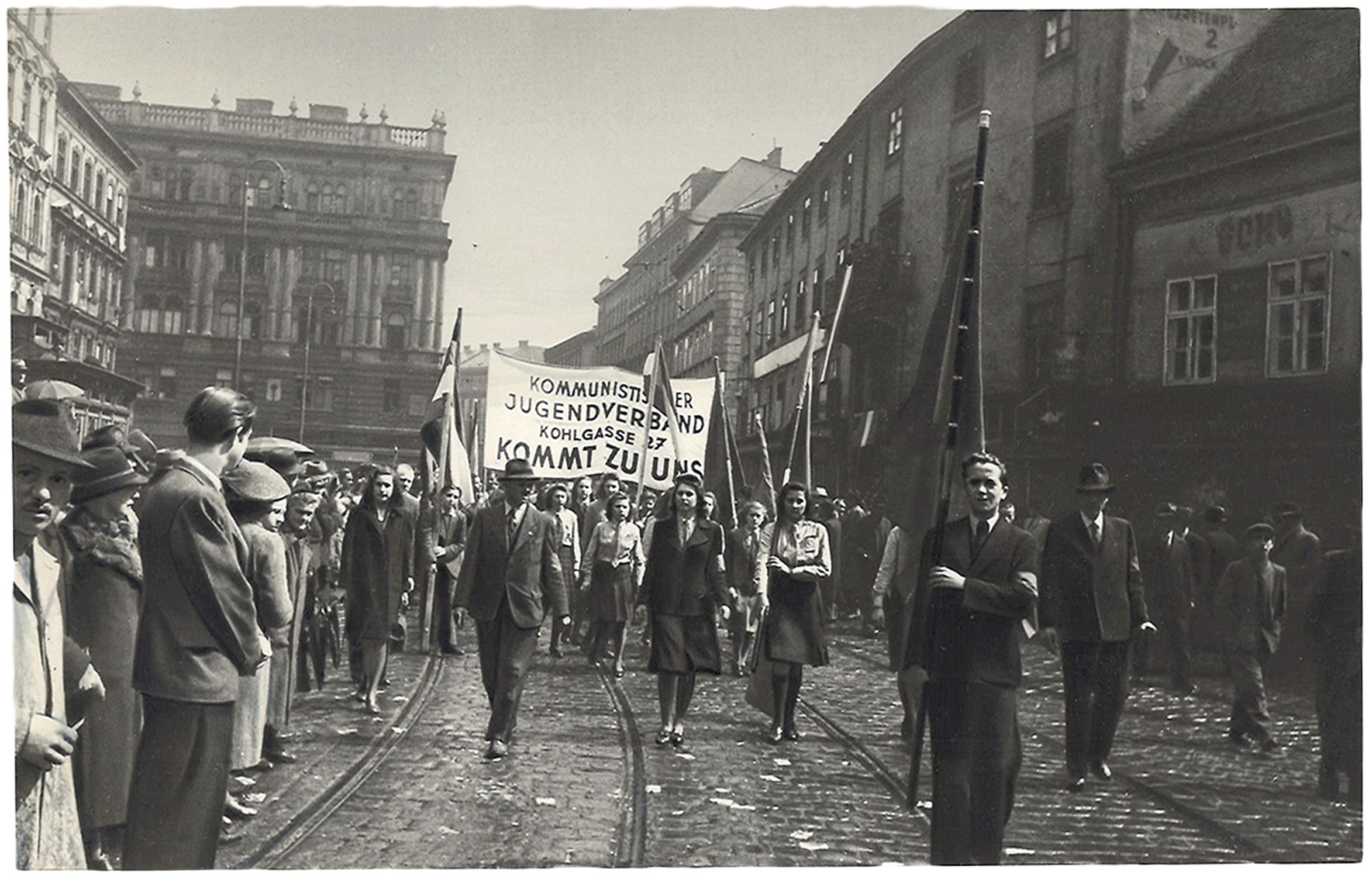 [Soviet art]. A column of young people of the Vienna's 5th district is going to mass meeting in a me