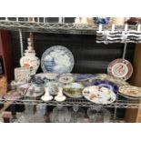 A LARGE ASSORTMENT OF CERAMIC WARE TO INCLUDE A FLORAL TABLE LAMP AND A LARGE AMOUNT OF DECORATIVE