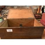 A VINTAGE WOODEN STORAGE BOX WITH CLASP