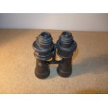 A PAIR OF WORLD WAR II PERIOD KRIEGSMARINE 7X50 BINOCULARS BY EITHER CARL ZEISS OR LEITZ, THE