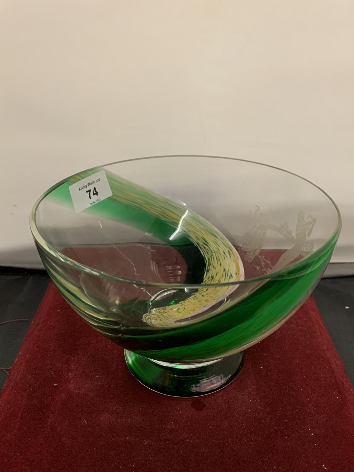 A GREEN GLASS BOWL DEPICTING A GOLF MATCH - Image 3 of 3