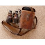 A PAIR OF WORLD WAR I PERIOD MILITARY BINOCULARS IN A LEATHER CASE DATED 1916