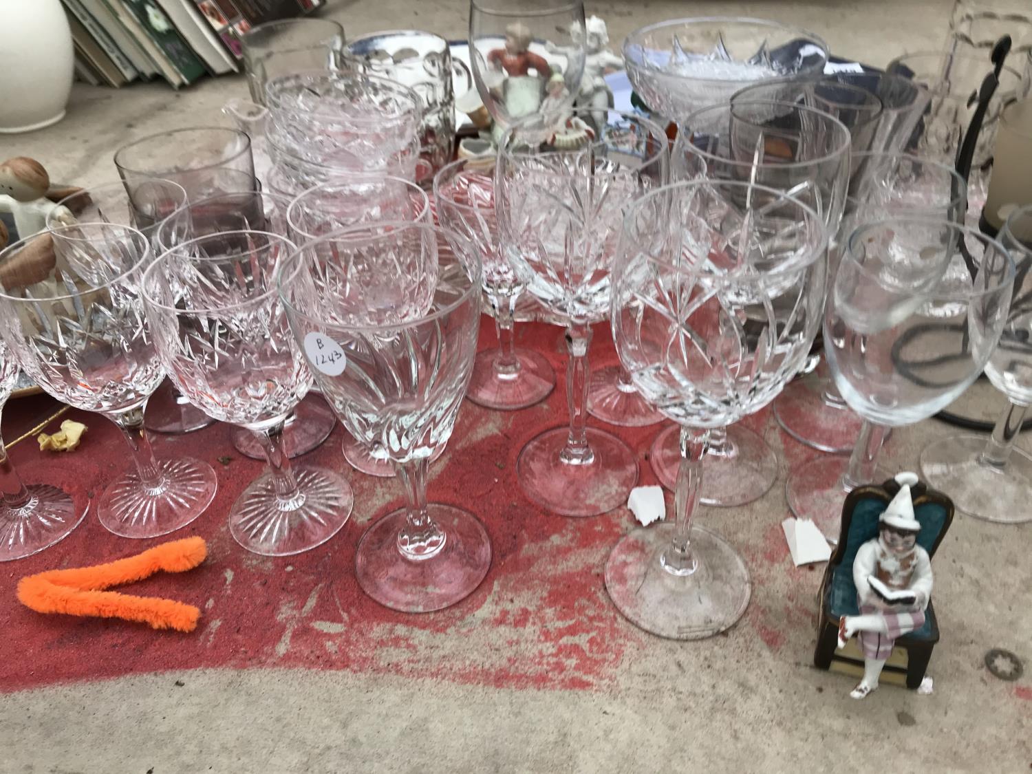 A LARGE ASSORTMENT OF GLASS WARE TO INCLUDE WINE GLASSES AND DISHES ETC - Image 3 of 5