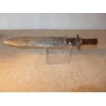 AN AFRICAN KNIFE, 28CM BLADE WITH INCISED DECORATION, WOODEN GRIP, TOTAL LENGTH 43CM