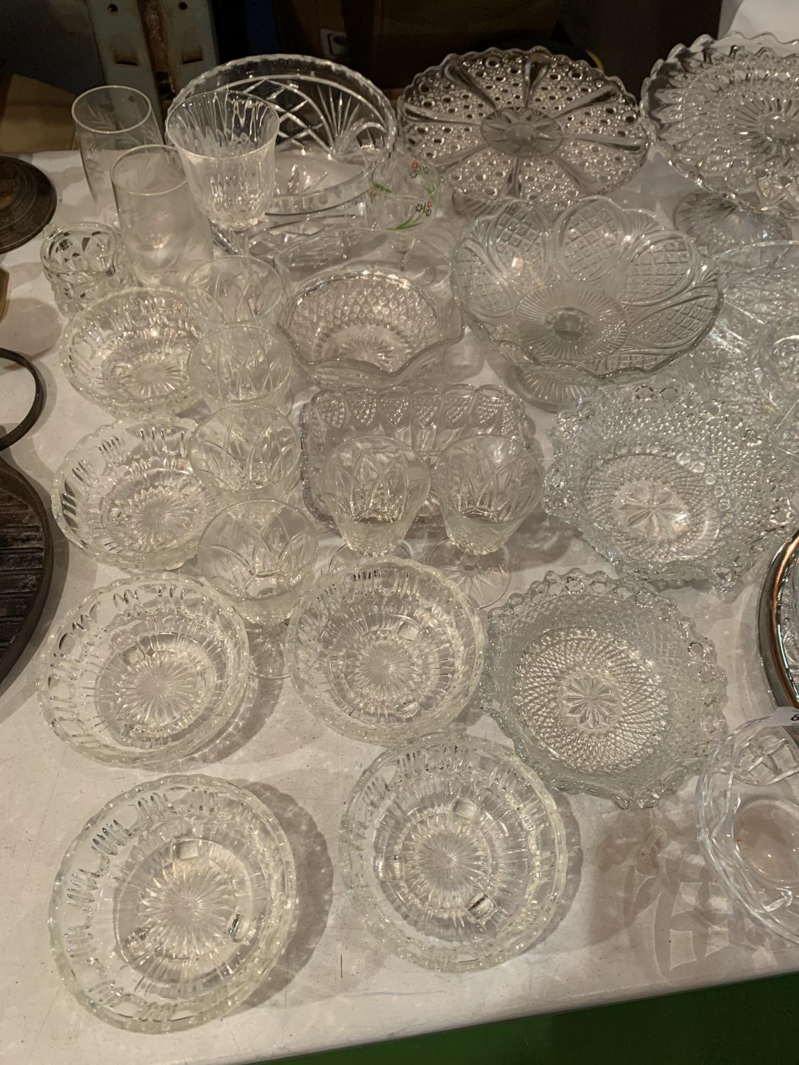 A LARGE COLLECTION OF CUT GLASS ITEMS TO INCLUDE GATEAU DISHES AND BOWLS ETC. - Image 3 of 3