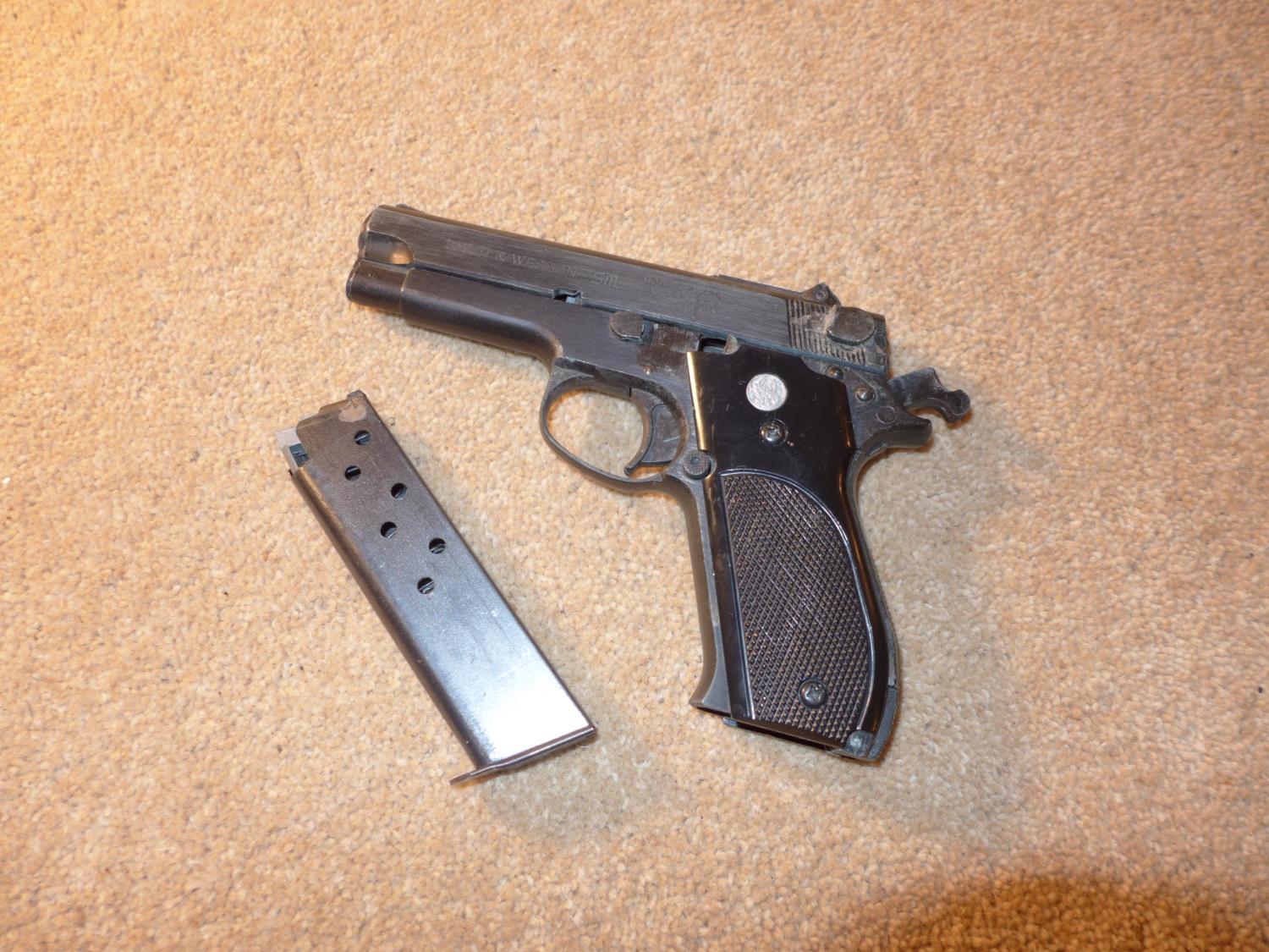 A BLANK FIRING SMITH AND WESSON 9MM PISTOL A/F - Image 5 of 5