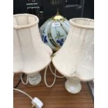 A PAIR OF WHITE TABLE LAMPS WITH A FURTHER BRASS TABLE LAMP WITH GLASS SHADE