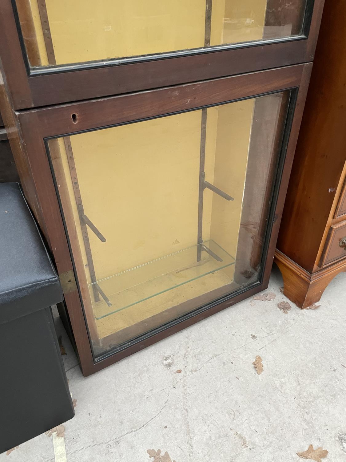 A MAHOGANY TWO DOOR ILLUMINATED SHOP CABINET - 23" WIDE - Image 3 of 4