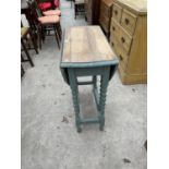 AN EARLY 20TH CENTURY OAK BARLEY TWIST SIDE TABLE