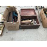 A VINTAGE WOODEN BOX CONTAINING HAND TOOLS AND A FURTHER ASSORTMENT OF POWER TOOLS TO INCLUDE SANDER