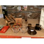 A MIX OF ITEMS TO INCLUDE TWO COLOURED GLASS CHAMPAGNE FLUTES ETC