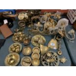 A LARGE QUANTITY OF BRASS WARE TO INCLUDE WALL MOUNTED LIGHT FITTINGS ETC