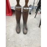 A PAIR OF VINTAGE RIDING BOOTS TO INCLUDE STRETCHERS