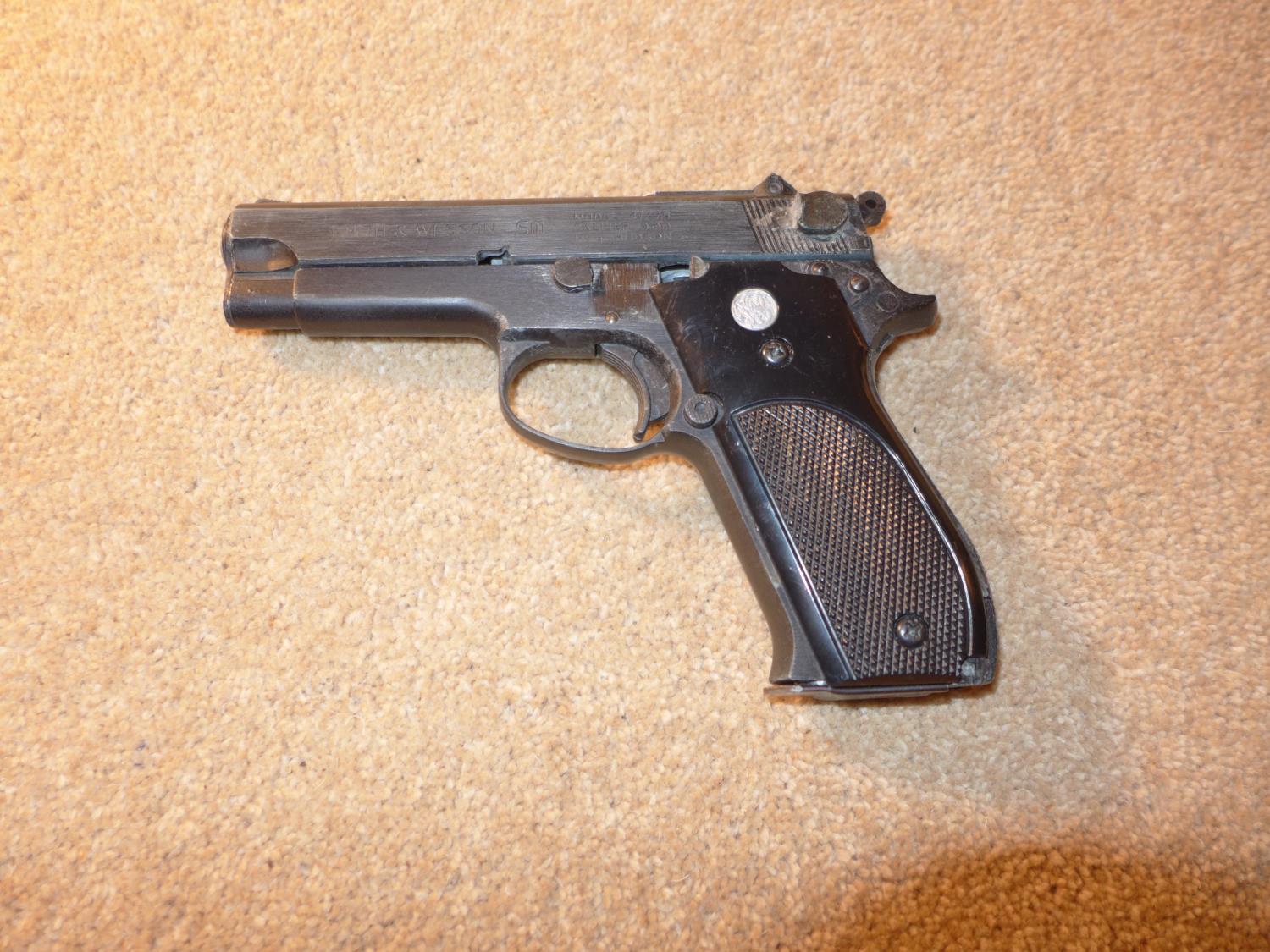 A BLANK FIRING SMITH AND WESSON 9MM PISTOL A/F