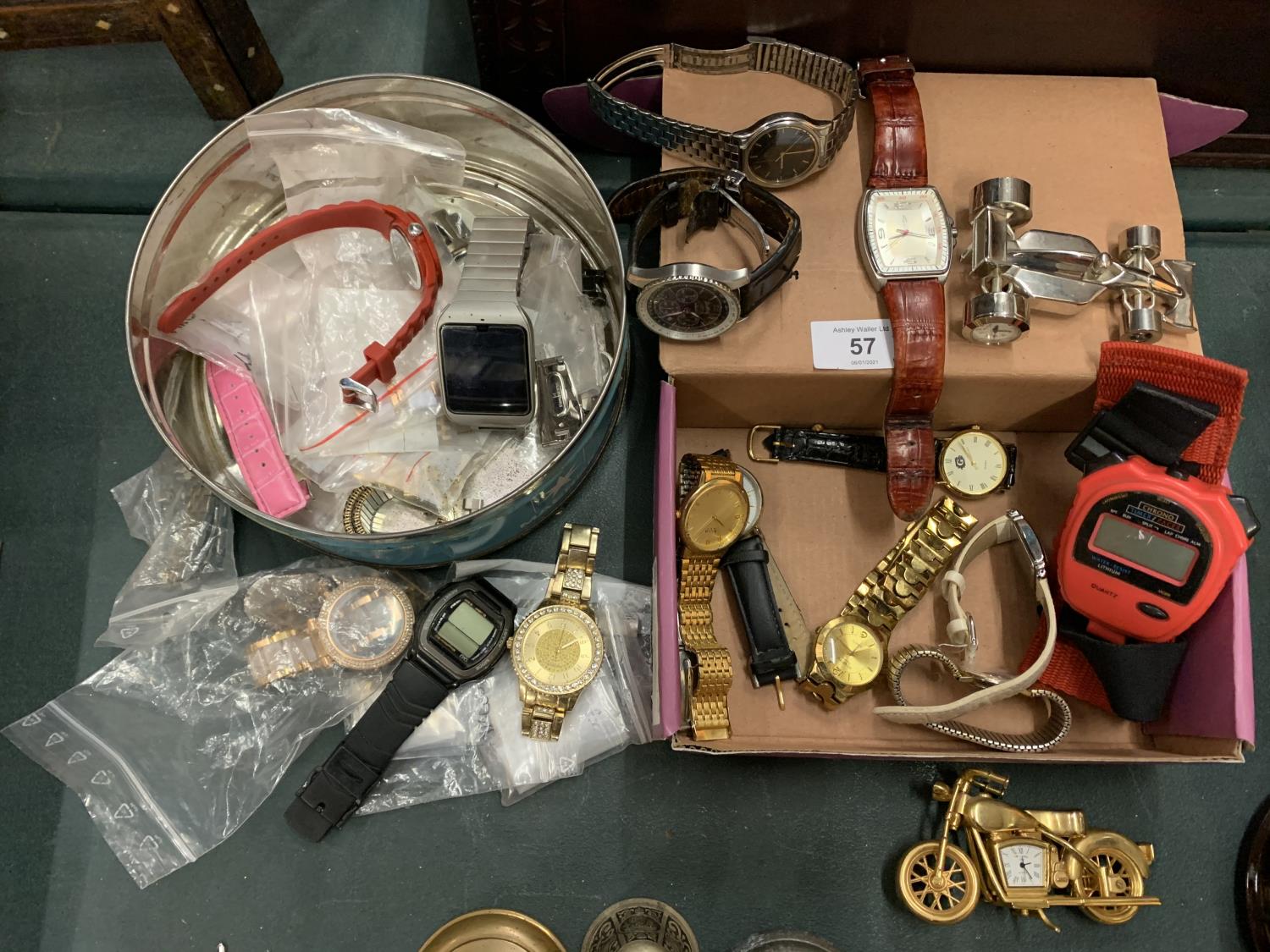 AN ASSORTMENT OF WRISTWATCHES AND VARIOUS WATCH PARTS