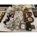 A LARGE ASSORTMENT OF TREEN AND CERAMIC WARE TO INCLUDE A COALPORT TEAPOT, A JASPER WARE DISH AND