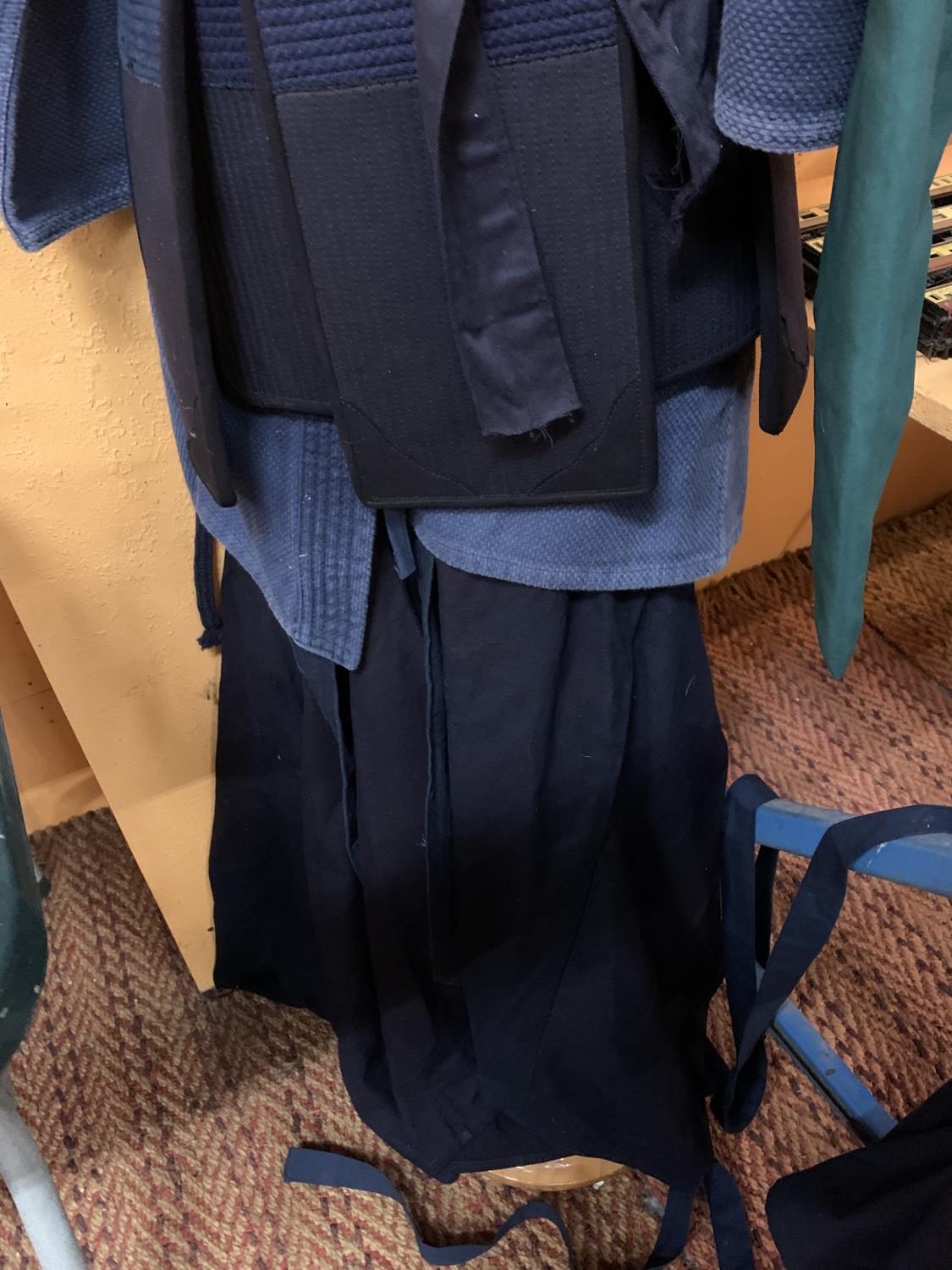 AN ORIGINAL KENDO MARTIAL ARTS UNIFORM TO INCLUDE HELMET AND PADS ETC - Image 5 of 5