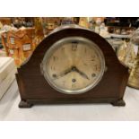 A WESTMINSTER CHIMING WOODEN MANTEL CLOCK