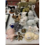 AN ASSORTMENT OF CERAMIC ANIMAL FIGURES TO INCLUDE A BLUE AND WHITE FROG, A LARGE TIGER AND CUB