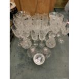 A LARGE QUANTITY OF GLASS WARE TO INCLUDE TWELVE WINE GLASSES AND BOWLS ETC