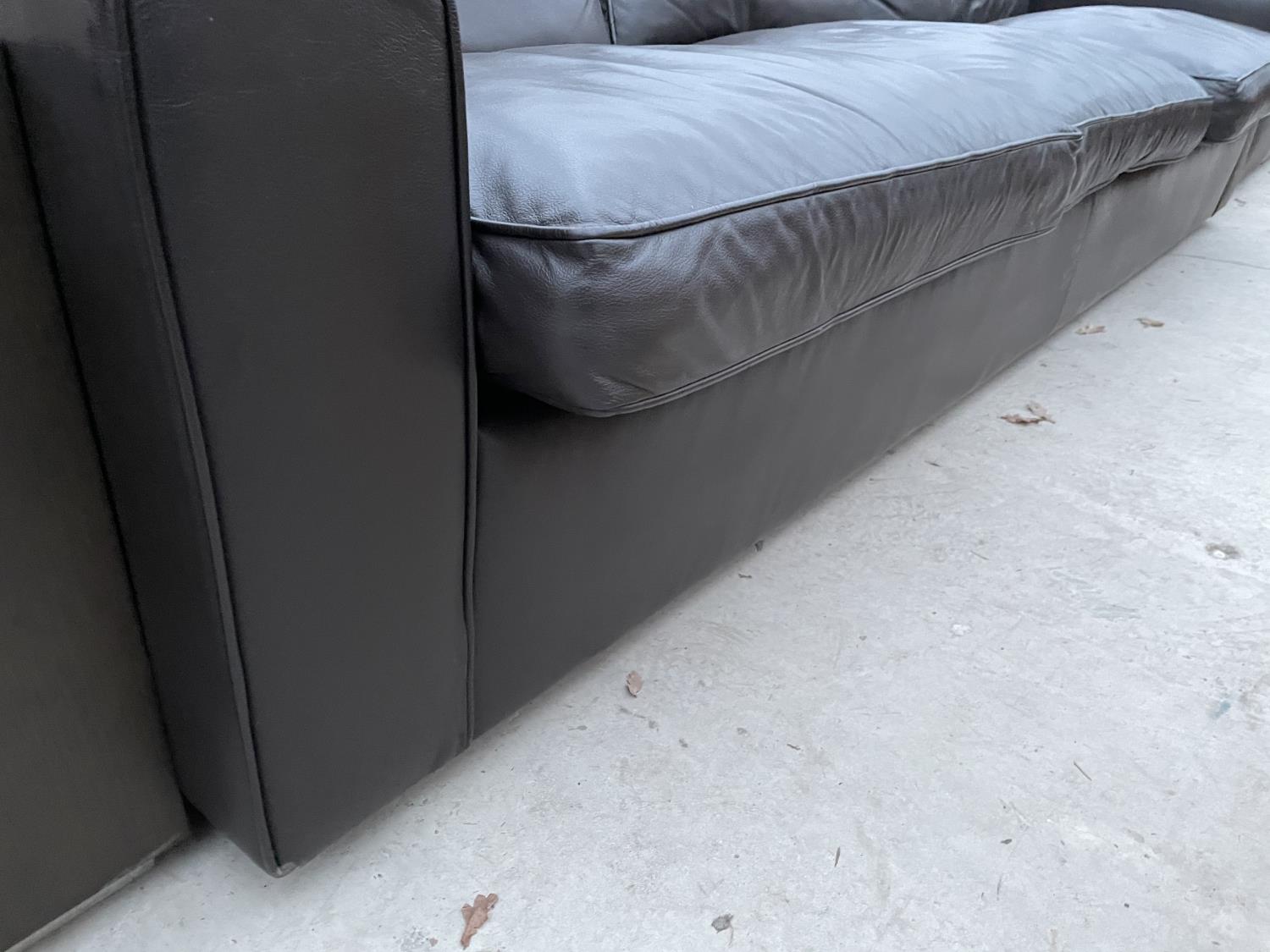 A LARGE LEATHER THREE SEATER SOFA - Image 4 of 4
