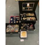 A JEWELLERY BOX CONTAINING A LARGE QUANTITY OF COSTUME JEWELLERY TOGETHER WITH FURTHER TRAY OF