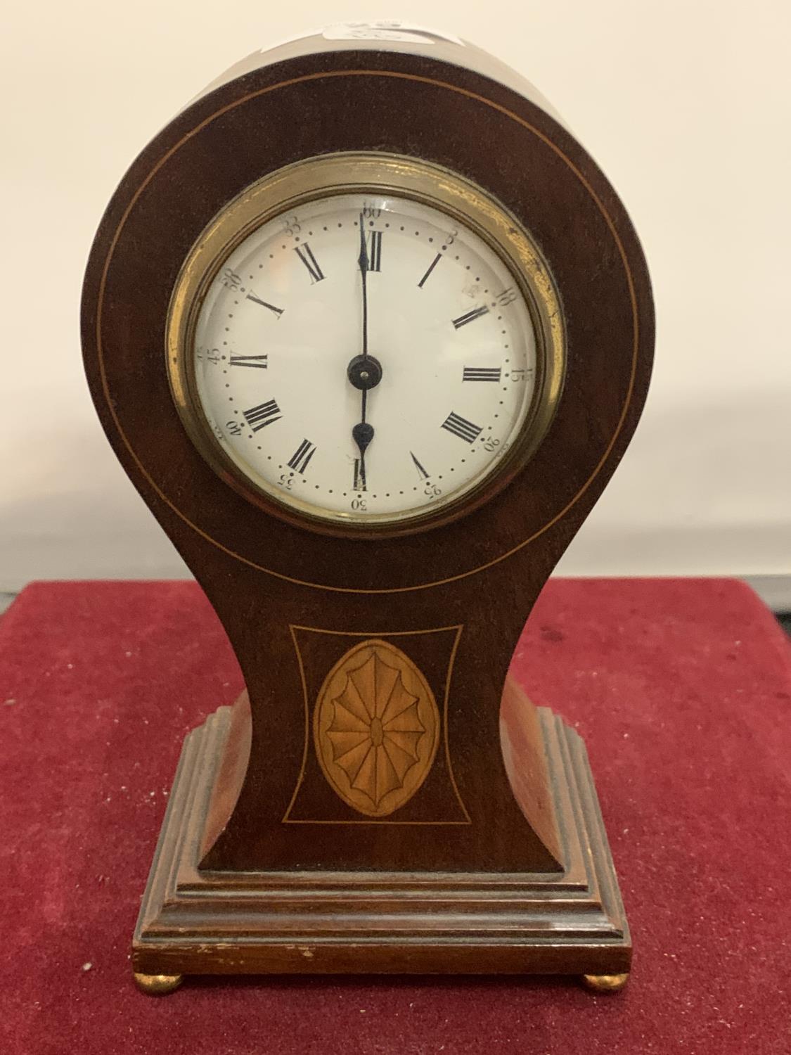 A SMALL MANTEL CLOCK WITH INLAY AND BRASS DETAIL, HEIGHT 18CM