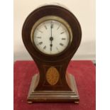 A SMALL MANTEL CLOCK WITH INLAY AND BRASS DETAIL, HEIGHT 18CM