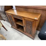 A NARROW OAK LATE VICTORIAN OAK SIDEBOARD ENCLOSING TWO CUPBOARDS, SINGLE DRAWER AND OPEN CENTRE
