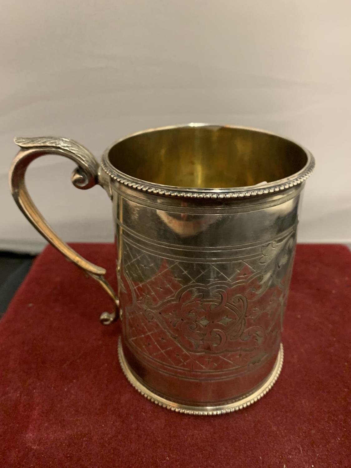 A HEAVILY ENGRAVED SILVER PLATE HALF PINT TANKARD - QUEEN'S HOTEL HANLEY 1881 - Image 2 of 4