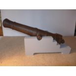 A LARGE LATE 18TH/EARLY 19TH CENTURY CAST IRON SIGNALLING CANNON, 67CM BARREL MOUNTED ON A PAINTED