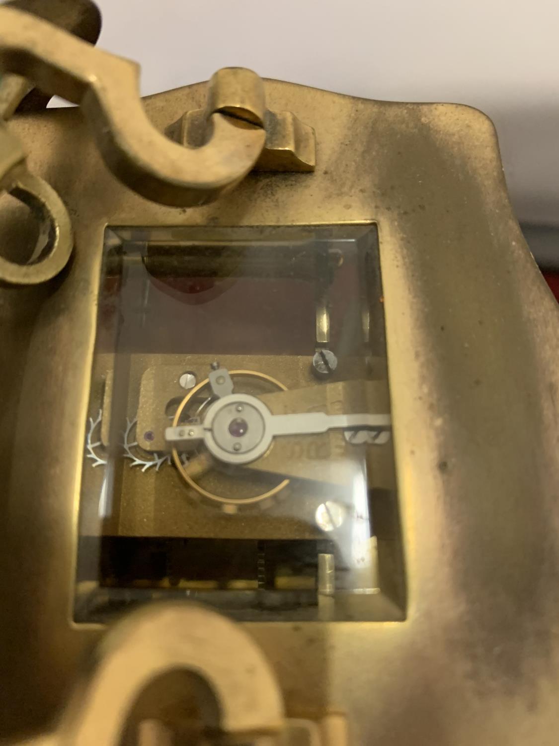 A FRENCH BRASS FRAMED CARRIAGE CLOCK - WORKING WHEN CATALOGUED (DOOR A/F) - Image 5 of 5