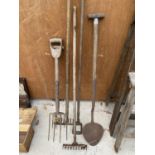 AN ASSORTMENT OF VINTAGE TOOLS TO INCLUDE TWO RAKES AND TWO FORKS ETC