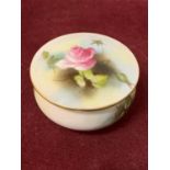 A ROYAL WORCESETR TRINKET BOX DECORATED WITH ROSES DIAMETER 6.5CM