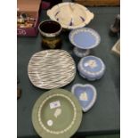 AN ASSORTMENT OF CERAMIC WARE TO INCLUDE FOUR PIECES OF JASPER WARE