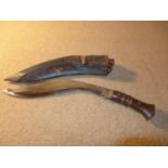 A KUKRI KNIFE, 30CM BLADE, LEATHER SCABBARD WITH TO KARDA KNIVES