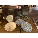 AN ASSORTMENT OF CERAMIC ITEMS TO INCLUDE A PAIR OF STAFFORDSHIRE FLATBACKS, A WINTON BOWL, ROYAL