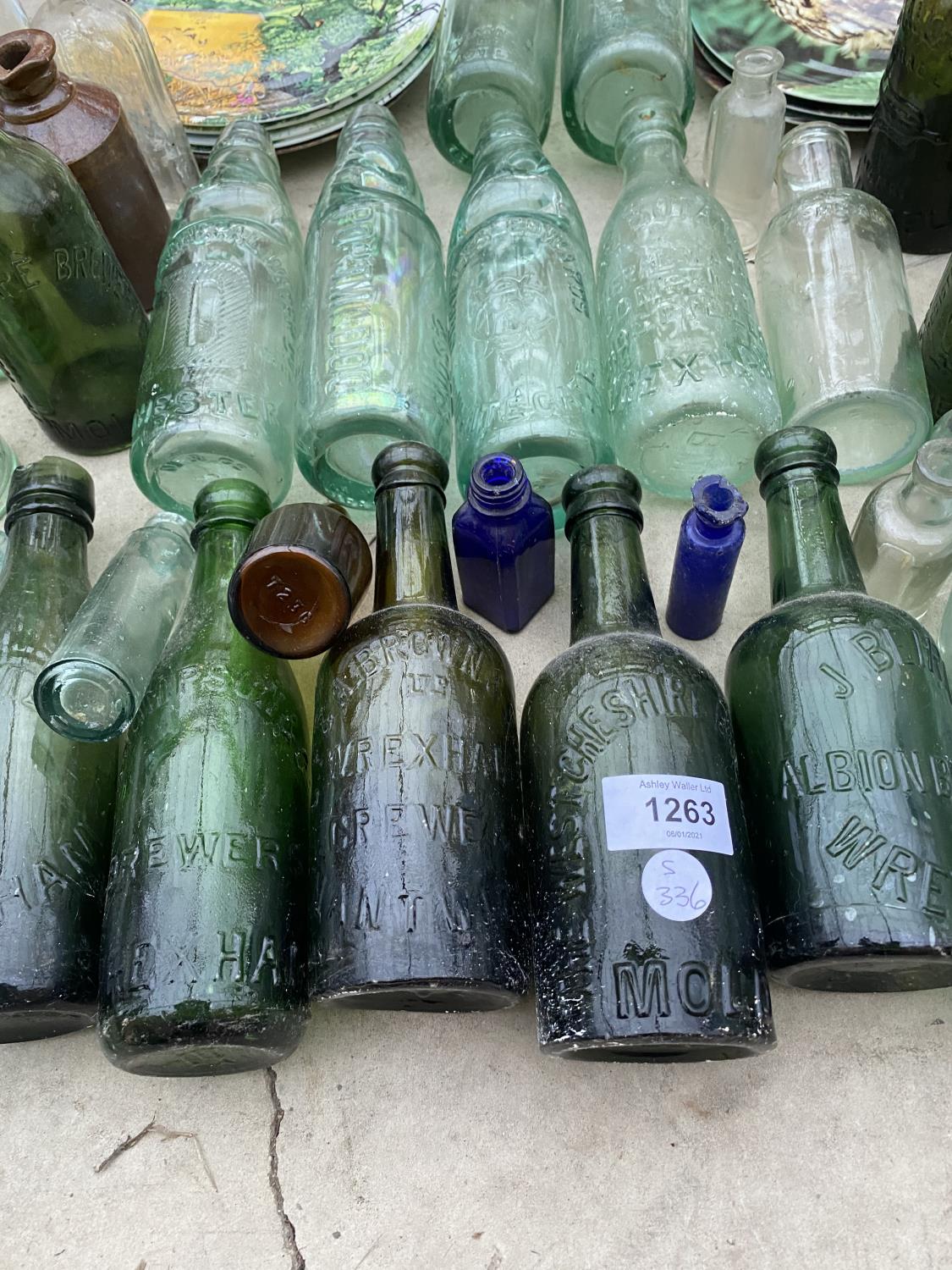 AN ASSORTMENT OF CERAMIC AND GLASS WARE TO INCLUDE A QUANTITY OF GREEN GLASS BOTTLES - Image 3 of 5