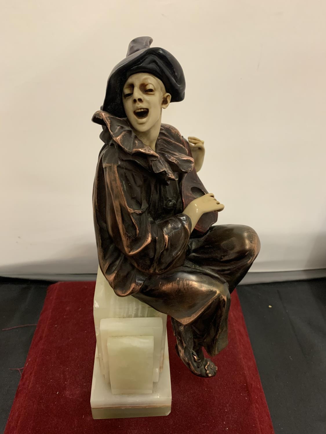 A CLOWN MUSICIAN SITTING ON A MARBLE PLINTH - Image 2 of 5