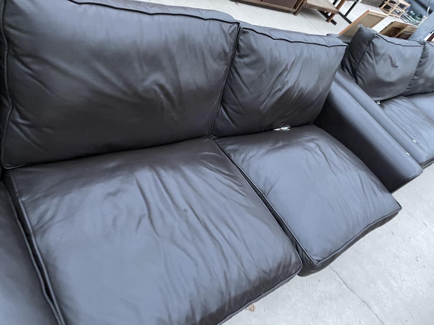 A LARGE LEATHER THREE SEATER SOFA - Image 3 of 4
