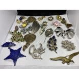 TWENTY TWO VARIOUS DECORATIVE COSTUME JEWELLERY BROOCHES