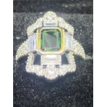 A GREEN KITE ART DECO STYLE DRESS RING SIZE L WEIGHT 4.51 GRAMS IN A PRESENTATION BOX