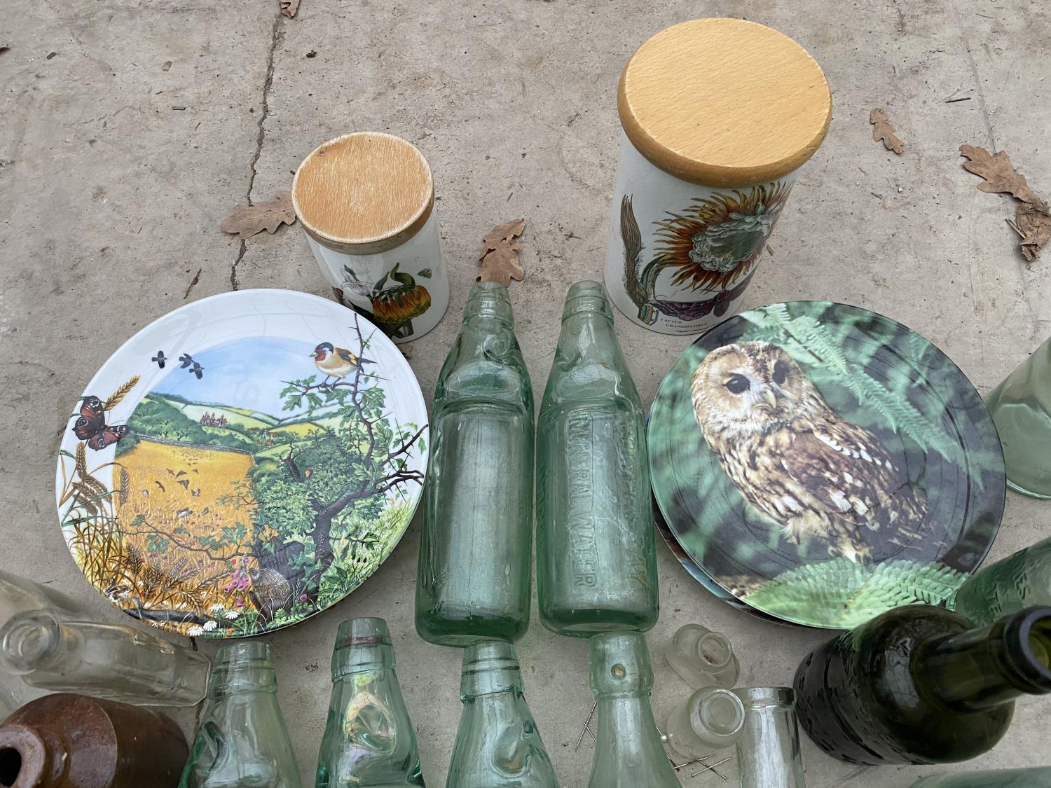 AN ASSORTMENT OF CERAMIC AND GLASS WARE TO INCLUDE A QUANTITY OF GREEN GLASS BOTTLES - Image 5 of 5