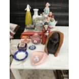 AN ASSORTMENT OF CERAMIC WARE TO INCLUDE ORIENTAL FIGURES AND TRINKET BOXES ETC