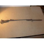 A WORLD WAR I RELIC IMPERIAL GERMAN MAUSER RIFLE WITH S98/05 BAYONET STILL ATTACHED, LENGTH 131CM,