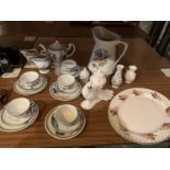 A QUANTITY OF CHINA TO INCLUDE AN ORIENTAL STYLE TEA SERVICE WITH FIVE TRIOS (HANDLE A/F ON ONE)