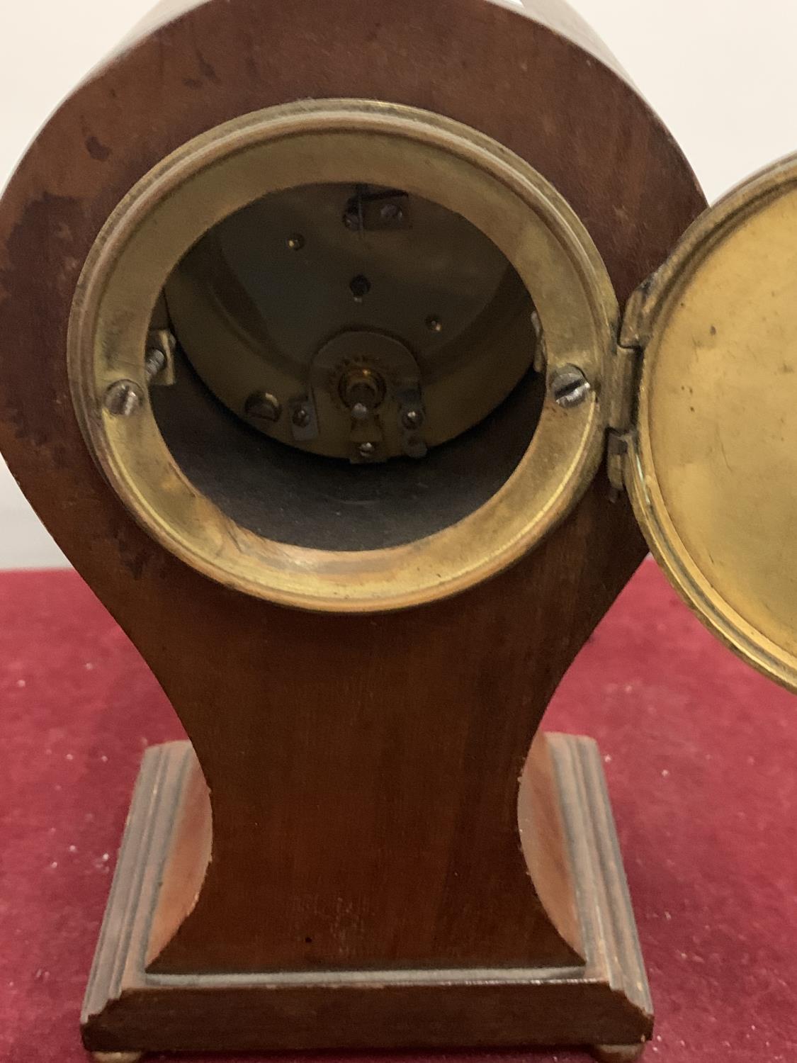 A SMALL MANTEL CLOCK WITH INLAY AND BRASS DETAIL, HEIGHT 18CM - Image 4 of 4