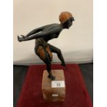 A PAINTED BRONZE STATUE OF A 1920'S DANCER ON A MARBLE BASE HEIGHT 27CM