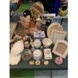 A MIXED COLLECTION OF MIRRORS, PHOTO FRAMES, TRINKET/PILL BOXES, GLASS BOWL, MIRRORED JEWELLERY BOX,