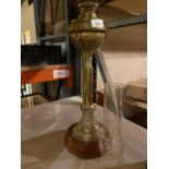 A LARGE BRASS OIL LAMP WITH GLASS FUNNEL (HEIGHT APPROXIMATELY 76 CM)